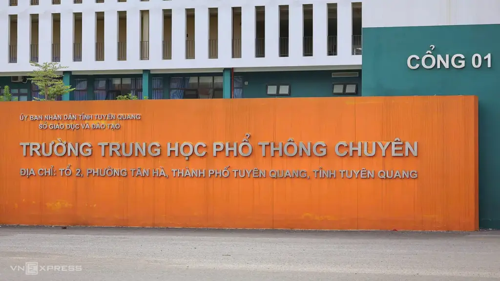 Một giáo viên ra đầu thú trong vụ điểm Toán cao bất thường ở Tuyên Quang