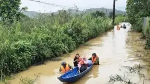 Mưa lớn gây ngập sâu ở Bảo Lộc, cảnh sát giải cứu kịp thời 16 người mắc kẹt
