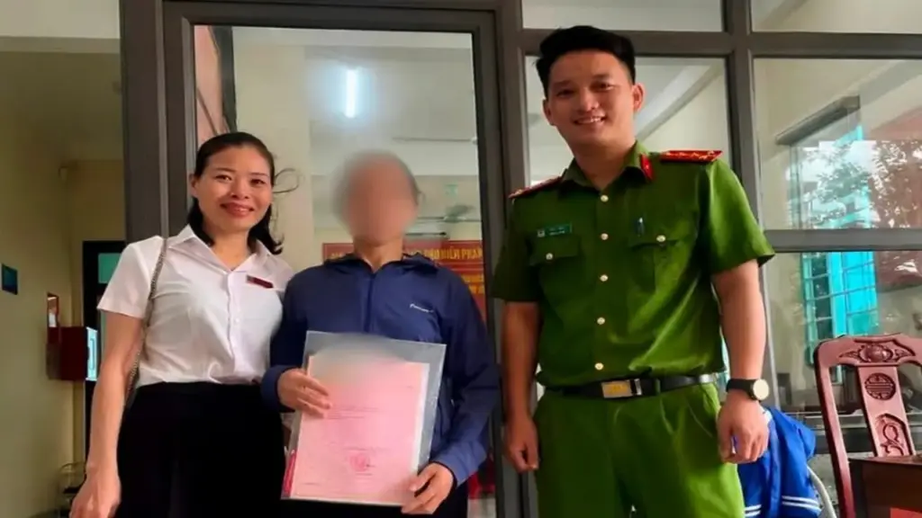 Người phụ nữ mang sổ đỏ đi cầm cố để... nhận quà của bạn trai trên mạng