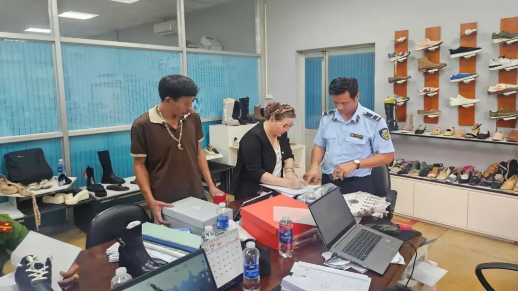 Nguồn tin từ Mỹ giúp phát hiện nhà máy ở Việt Nam làm giày giả mạo thương hiệu lớn