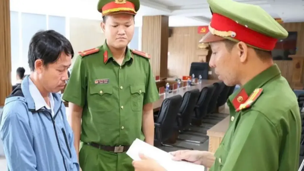 Sai phạm đấu thầu mua sắm thiết bị trường học, cựu chuyên viên bị bắt