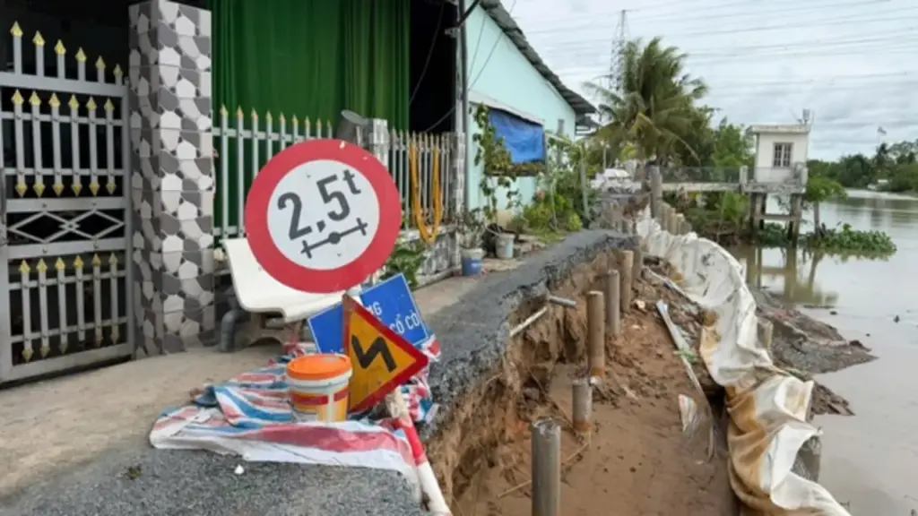 Sạt lở sông Cổ Cò, phải phong tỏa đường dân sinh vừa làm xong