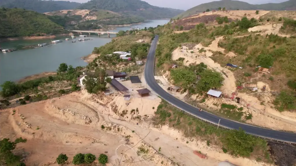 Tháo dỡ công trình 'săn view' lấn hành lang quốc lộ, lòng hồ thủy điện ở Đắk Lắk