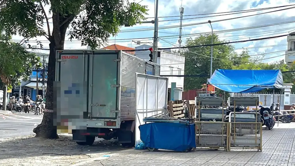 Thi thể cạnh vết máu kéo dài ở ven đường