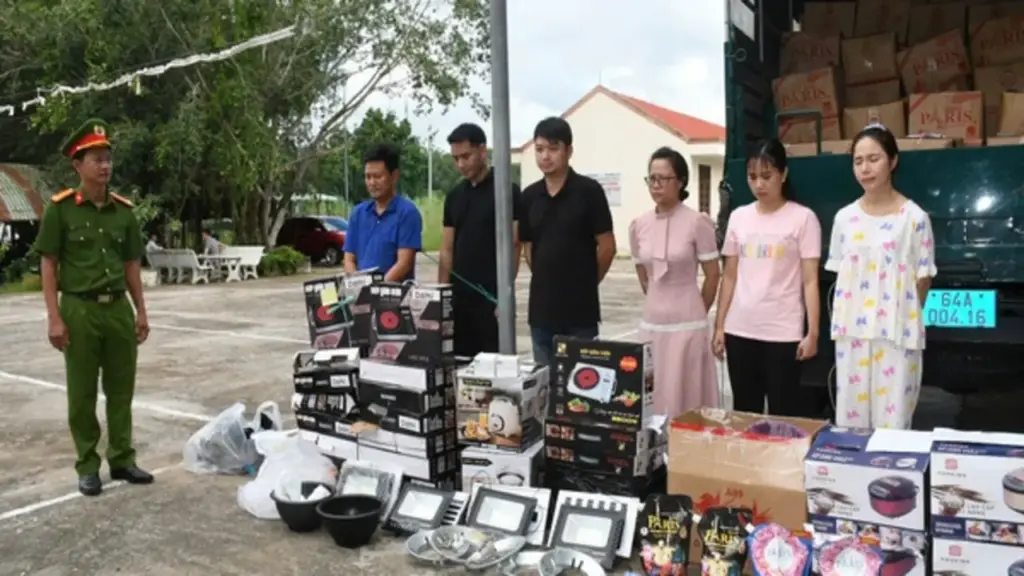 Triệt phá đường dây 'thổi giá' bán bếp điện Trung Quốc lên 10 lần ở vùng quê nghèo