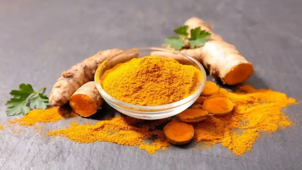 Trộn bột ngô, bột sắn và chất tạo màu để làm tinh bột nghệ giả