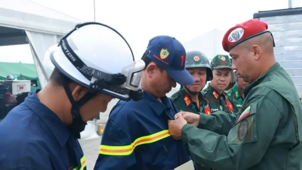 Venezuela tặng huy chương 'Anh hùng Venezuela' cho đoàn cứu hộ Việt Nam